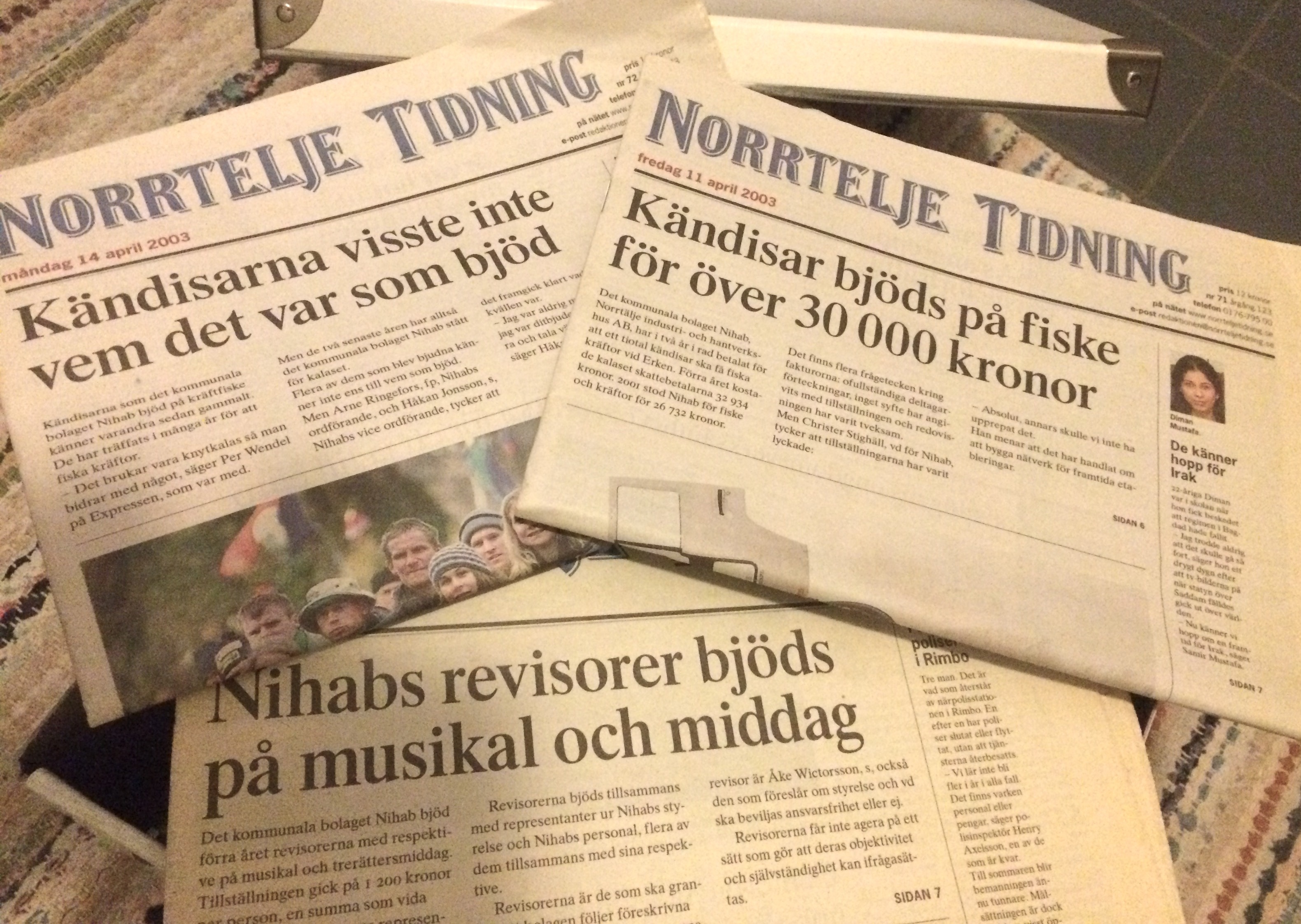 Tre Norrtelje Tidning med texterna "Kändisarna visste inte vem det var som bjöd" "Kändisar bjöds på fiske för över 30 000 kronor", "Nihabs revisorer bjöds på musikal och middag"
